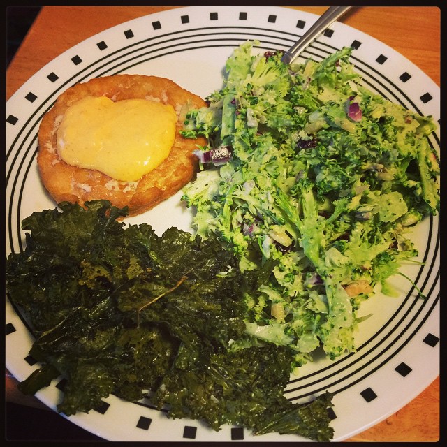 Naked salmon burger with sriracha mayo, broccoli slaw, and kale chips. #healthy