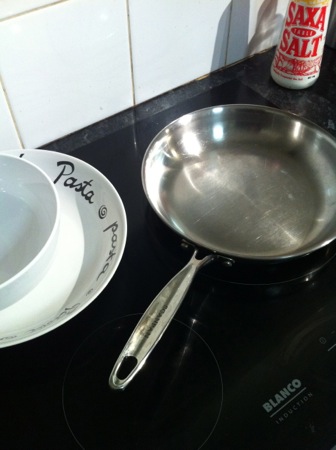 Frying pan and salad bowls