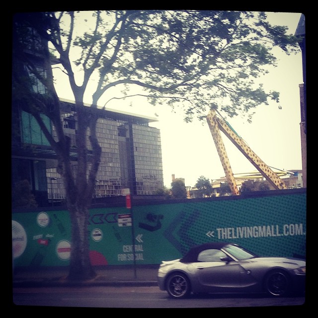 Giraffe Excavator is at the brewery development. This pleases me.