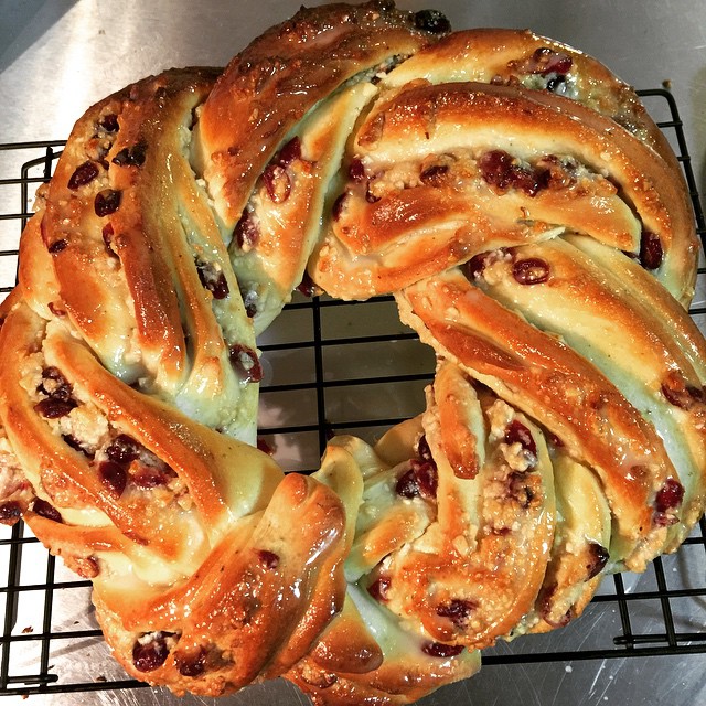 Merry Christmas! Glazed Cranberry Almond Bread Wreath. GET IN MAH BELLEH.