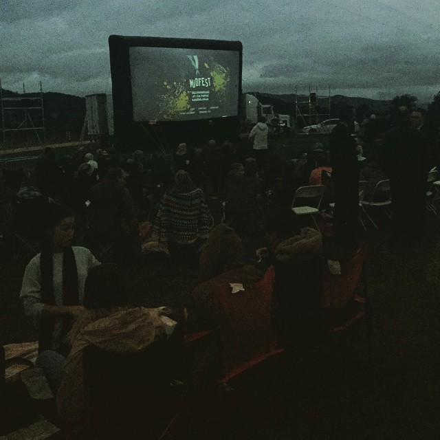 They got the screen up! We're about to get underway. #mudfest @mudgeeregion