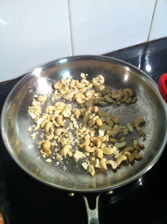 Toasting cashews