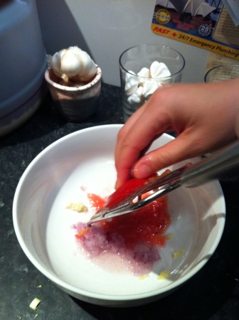 Grating tomato