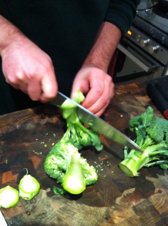 Quartering broccoli
