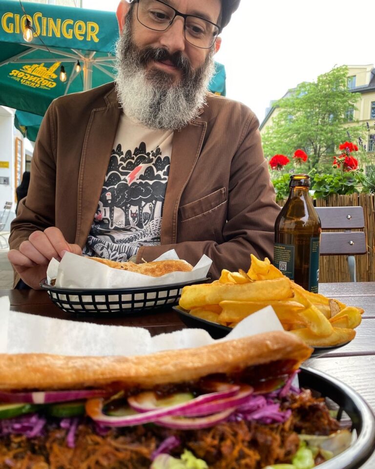Munich restaurants opened for indoor dining this week, but we still find ourselves outside enjoying the last days of Spring… ❤️🍔