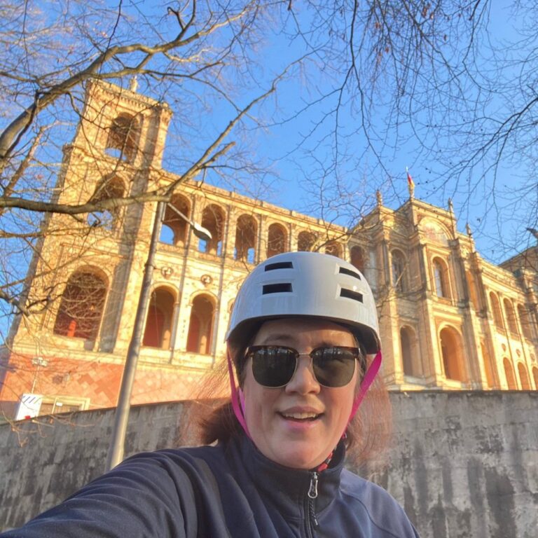 Managed to sneak out between meetings for my first bit of sunshine and fresh air this week, only to get a BLOODY FLAT TIRE and end up walking home the last bit. 🚴‍♀️😡