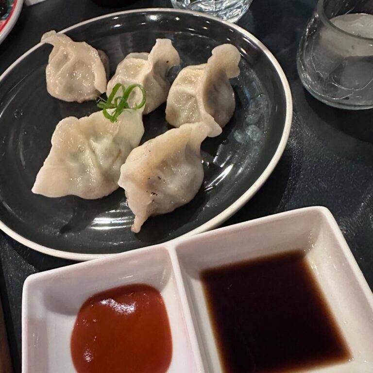 After several hours of dealing with end-of-lease cleaners, we rewarded ourselves with a quick dinner at @8.52newtown. BBQ Pork rice, dumplings, plus prawn toast and garlic veggies that were so good I forgot to photograph. 🥟🍚😍