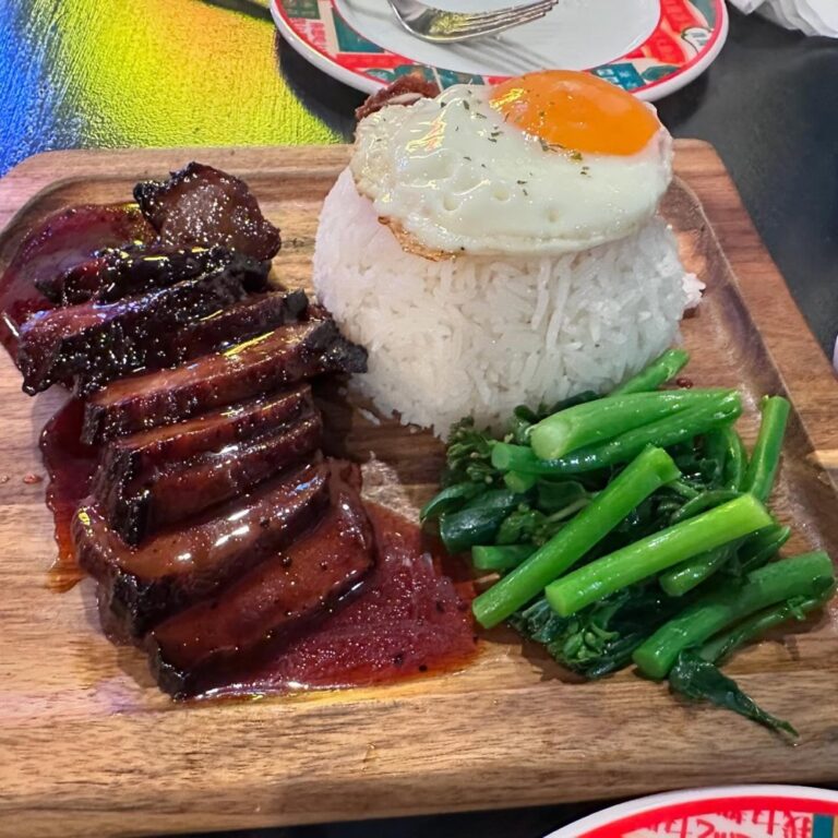 After several hours of dealing with end-of-lease cleaners, we rewarded ourselves with a quick dinner at @8.52newtown. BBQ Pork rice, dumplings, plus prawn toast and garlic veggies that were so good I forgot to photograph. 🥟🍚😍
