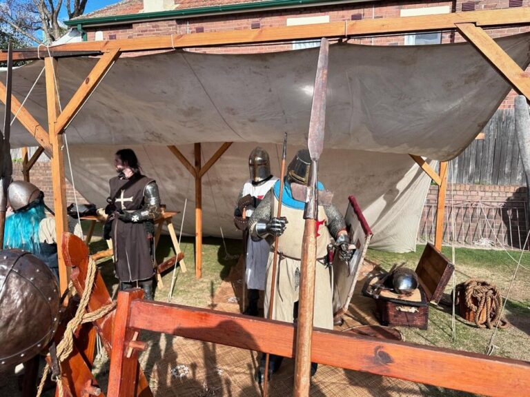 No internet and no TV? Might as well go to the Medieval Festival! We had mead and watched reenactors fighting. Oh, and I did a lot of judging of costumes. (Goth elves? Not medieval. Hobbits? Also not medieval. Captain Jack Sparrow? GET OUT.) 🏰👸⚔️