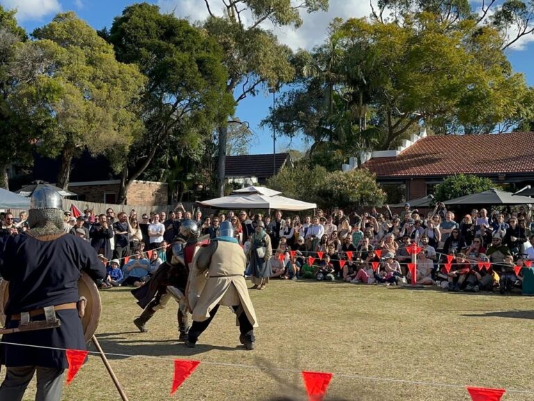 No internet and no TV? Might as well go to the Medieval Festival! We had mead and watched reenactors fighting. Oh, and I did a lot of judging of costumes. (Goth elves? Not medieval. Hobbits? Also not medieval. Captain Jack Sparrow? GET OUT.) 🏰👸⚔️