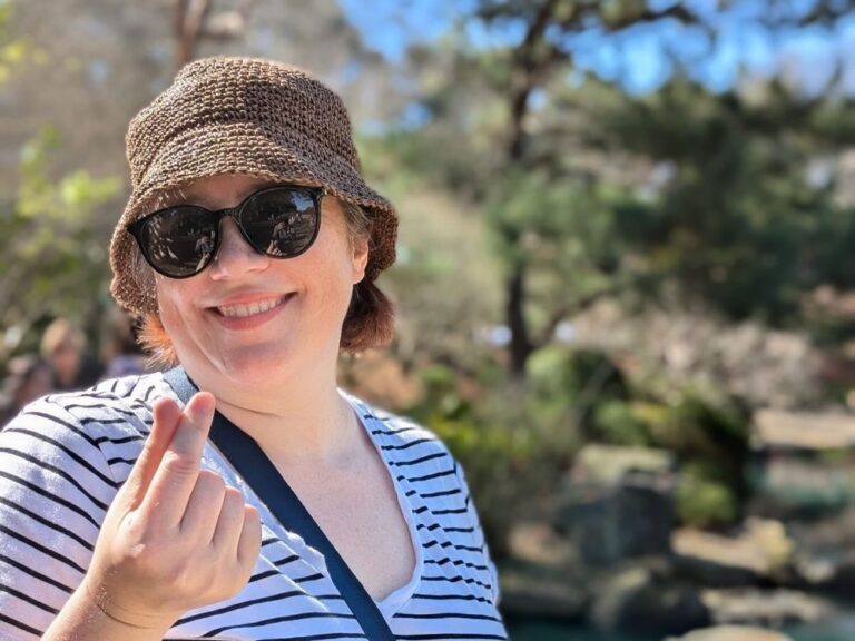 Did you know Sydney has a cherry blossom festival? We went out to the @auburnbotanicgardens today to see the blossoms, eat chicken katsu sandos from @kenchancurry.au, and watch @hellokitty sing karaoke. 🌸🎋🇯🇵🇦🇺 #cherryblossomfestival