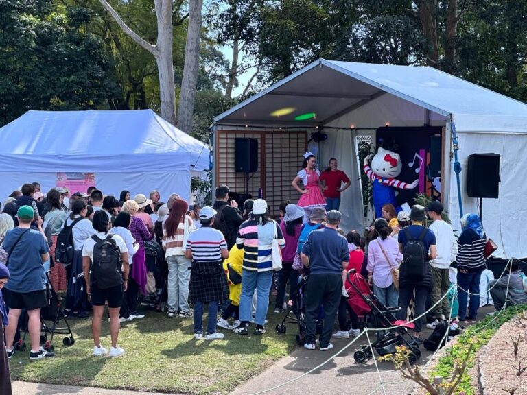 Did you know Sydney has a cherry blossom festival? We went out to the @auburnbotanicgardens today to see the blossoms, eat chicken katsu sandos from @kenchancurry.au, and watch @hellokitty sing karaoke. 🌸🎋🇯🇵🇦🇺 #cherryblossomfestival