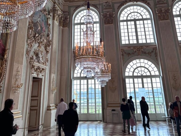 A rather grey, cold, and rainy day in Munich. We decided to check out the inside of Nymphenburg Palace to see where our pal Ludwig II was born. Then we had a very hearty and warming lunch at the palace cafe. We were delighted to pick up a copy of Miroslav Šašek’s book “München” with its charming 60’s illustrations of Bavaria! ❤️