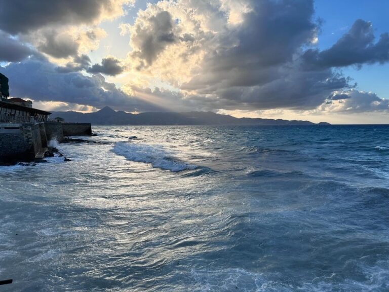A sunset walk on the breakwater of Heraklion… 🌅 🌊