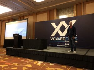 “My zipped-up hoodie is my red lippie.” Sharing speaker confidence secrets with @gabehollombe before his lightning talk… #voxxeddayssingapore https://t.co/hflBlRBcVF