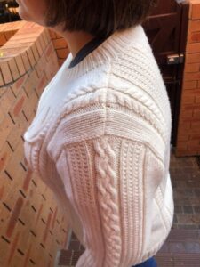 Now that the Show has finished, I can finally show off the Baratheon Pullover! The pattern is by Norah Gaughan, and the wool was from @gusseting's 2011 "Ton of Wool" project. Sadly no ribbon 🤷‍♀️, but I'm very happy with it. More details over on Rav: https://t.co/FZFhFQuFm2 https://t.co/jhi8xdxYX1