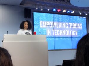 Tiddas know tiddas. ❤️👏 @celestecarnegie talking about the importance of spaces where women can be with women. @indigitek #indigitek https://t.co/V2VO2hDtxV