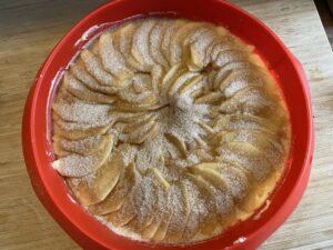 Apfelkuchen - before and after! 🍎🍰 https://t.co/fMoXH2ySam
