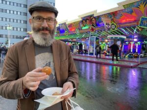 Hello Hamburg! We had dinner at the Dom fun fair. 😂 (Me: “Wait, you’ve given me two sausages but I only ordered one.” Server: “Ma’am, you ordered the half-meter bratwurst. I had to cut it in half to get it on the bun.” 😳🌭) https://t.co/oe3k7P1f39