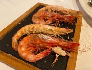 Hola Barcelona! What a lovely night. Palm trees, good Catalan wine, so much beautiful seafood, and the best steak we’ve had in a year!🍷🦐🦞🥩 https://t.co/41s1YSv9LT