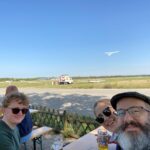 When they said the biergarten was “direkt am Flugplatz” (directly at the airfield), they weren’t kidding! ✈️🍻