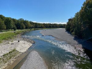 Die Sonne scheint, so we rode our bikes! 🚴‍♀️🚴☀️ 11.7km / 7.25mi along the Isar and then back via Glockenbachviertal and the Wiese. @ Munich, Germany
