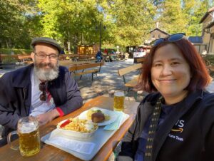 Die Sonne scheint, so we rode our bikes! 🚴‍♀️🚴☀️ 11.7km / 7.25mi along the Isar and then back via Glockenbachviertal and the Wiese. @ Munich, Germany