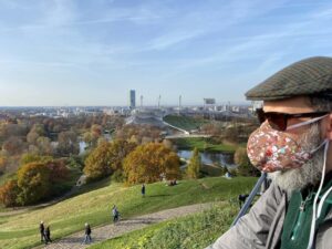 The Olympiaberg is the highest point in Munich Olympic Park, constructed from WW2 rubble. There was quite a crowd on the top, enjoying the spectacular views (so we wore our masks). We could just see the Alps! 🏔 @ Olympiapark München