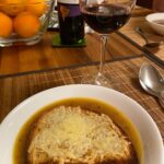 While the Snook cursed @kenjilopezalt’s recipe repeatedly (the timings were evidently *way* off), this Instant Pot French Onion Soup turned out delicious. 🧅🥖🧀🍷