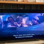 “Hey Dr. Jones! Keine Zeit für Liebe.” 😂 Classic.