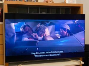 “Hey Dr. Jones! Keine Zeit für Liebe.” 😂 Classic.