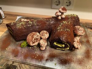 When I requested a special Christmas cake, I never envisioned this. This... is amazing. Rodd Snook is a wizard. I’m incredibly lucky. 🪵🍰🍄🐸