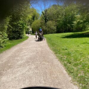 A 30km round trip ride for me today across the city to the Messestadt Riem. The Snook to the train and met me, and we had a picnic, walked around the lake, and climbed the Rodelhügel to see the Alps in the distance. Then I rode home and was greeted with a cold beer as reward! 🚴‍♀️☀️🍺❤️