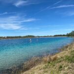 A 30km round trip ride for me today across the city to the Messestadt Riem. The Snook to the train and met me, and we had a picnic, walked around the lake, and climbed the Rodelhügel to see the Alps in the distance. Then I rode home and was greeted with a cold beer as reward! 🚴‍♀️☀️🍺❤️