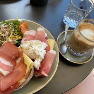 If you had asked what I missed the most during both the Sydney lockdown last year and the last 9 months in Germany, it would’ve been cafe breakfasts. This makes me happy. ☕️