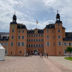 Fun at Schloß Schwetzingen. When I came here in 1994, I thought it was the most beautiful garden I’d ever seen. It’s still right up there… ❤️🌳🌹🌺🌼