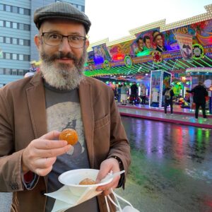Hello Hamburg! We had dinner at the Dom fun fair. 😂 (Me: “Wait, you’ve given me two sausages but I only ordered one.” Server: “Ma’am, you ordered the half-meter bratwurst. I had to cut it in half to get it on the bun.” 😳🌭)