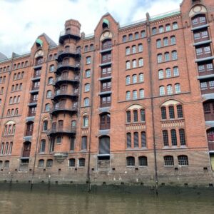 This morning’s adventure - a cruise of Hamburg’s Speicherstadt (“warehouse city”) and the harbour! Caught the rain at the tail end of it… ⛴🚢⚓️