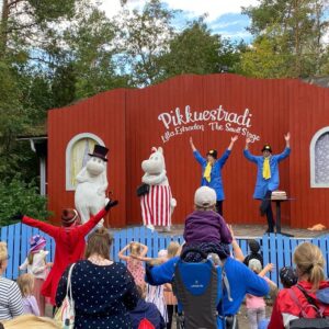 Return to Moominvalley… It was less busy this morning so we got to meet more characters and explore the nature trails down to the beach. We also caught two performances—entirely in Finnish! 😳🇫🇮❤️