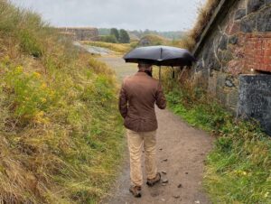 We took the ferry to Suomenlinna, the site of a historic Finnish sea fortress. It was a fascinating place - there’s an art exhibit on that I especially liked - but it rained steadily and we got SOAKED. On the upside - time to try out the hotel sauna! 😍