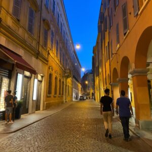 La dolce vita! We are exploring lovely Modena at night… 🇮🇹