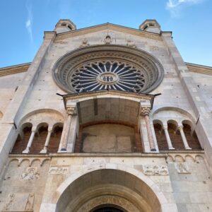 A morning walk through Modena. “You want to buy a ruin?” he says. 😂 We went inside the cathedral too…
