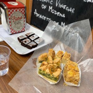 In the market we had fresh ricotta, figs, Lambrusco, and a vertical tasting of Parmigiano (1/2/3 years). Then a sampling of several traditional Modena balsamic vinegars, and yet more tigelle (with head cheese!). Finally ended with dessert, including Barozzi cake and Nocino liqueur! 😍