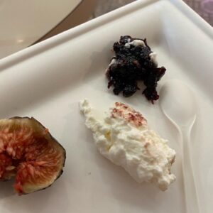 In the market we had fresh ricotta, figs, Lambrusco, and a vertical tasting of Parmigiano (1/2/3 years). Then a sampling of several traditional Modena balsamic vinegars, and yet more tigelle (with head cheese!). Finally ended with dessert, including Barozzi cake and Nocino liqueur! 😍