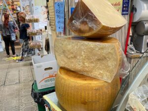 Today we’re doing a guided food tour of Modena! After a brekkie of cappuccino and gnocco fritto, we headed into the covered market…