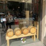 In the market we had fresh ricotta, figs, Lambrusco, and a vertical tasting of Parmigiano (1/2/3 years). Then a sampling of several traditional Modena balsamic vinegars, and yet more tigelle (with head cheese!). Finally ended with dessert, including Barozzi cake and Nocino liqueur! 😍
