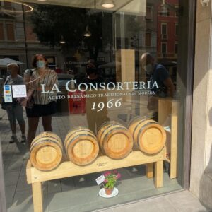 In the market we had fresh ricotta, figs, Lambrusco, and a vertical tasting of Parmigiano (1/2/3 years). Then a sampling of several traditional Modena balsamic vinegars, and yet more tigelle (with head cheese!). Finally ended with dessert, including Barozzi cake and Nocino liqueur! 😍