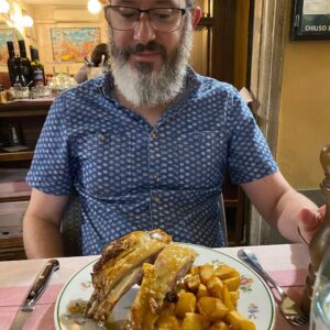 Final meal in Modena was at a trattoria recommended by our tour guide. I had local specialities tortellini in brodo (broth) and beef fillet with balsamic vinegar, while the Snook went with tagliatelle al ragu and roast goat! (He was in heaven.) 🐐