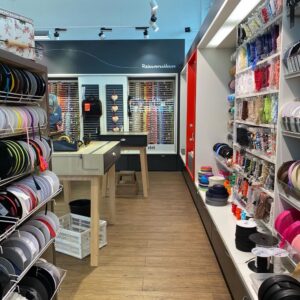 Walking to work in Zürich and did a massive double-take when I came upon a big Bernina store! I couldn’t resist a quick peek inside…. 🧵🪡🇨🇭