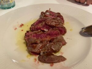 Hola Barcelona! What a lovely night. Palm trees, good Catalan wine, so much beautiful seafood, and the best steak we’ve had in a year!🍷🦐🦞🥩